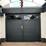 Openslaande garagedeuren Berger Luxe Line Twin Satin Plano met glaspaneel in RAL 7016 antracietgrijs