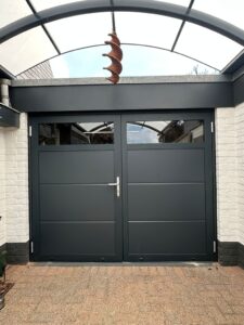 Openslaande garagedeuren Berger Luxe Line Twin Satin Plano met glaspaneel in RAL 7016 antracietgrijs