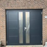 Openslaande garagedeuren Berger Luxe Line Twin Woodgrain Ligna met twee verticaal glaspaneel in RAL 7016 antracietgrijs