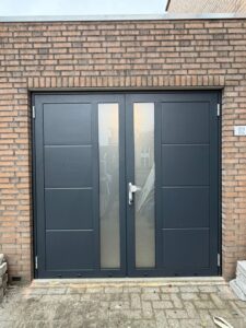 Openslaande garagedeuren Berger Luxe Line Twin Woodgrain Ligna met twee verticaal glaspaneel in RAL 7016 antracietgrijs