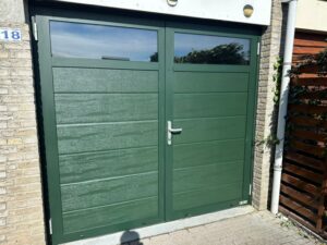 Openslaande garagedeuren Berger Luxe Line Twin Woodgrain Lina met glaspaneel RAL 6009