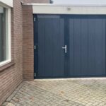 Openslaande garagedeuren Berger Luxe Line Woodgrain Ligna met ongelijke deurvleugels in RAL 7016 antracietgrijs