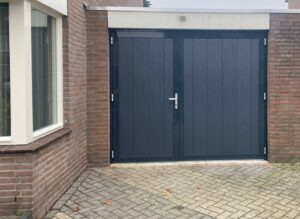 Openslaande garagedeuren Berger Luxe Line Woodgrain Ligna met ongelijke deurvleugels in RAL 7016 antracietgrijs