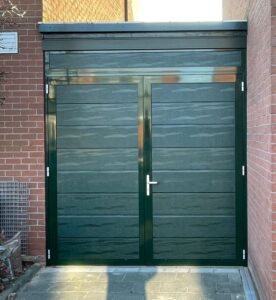 Openslaande garagedeuren Berger Luxe Line Woodgrain Ligna met vast bovenpaneel in RAL 6009 dennengroen