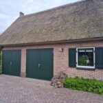 Berger Luxe-Line Twin openslaande deuren verticale panelen Woodgrain Plancha RAL 6009 mat fijnstructuur