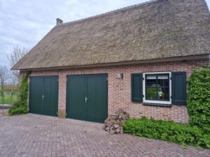 Berger Luxe-Line Twin openslaande deuren verticale panelen Woodgrain Plancha RAL 6009 mat fijnstructuur