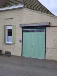 Berger Luxe-Line Twin openslaande deuren verticale panelen Satin Plancha RAL 7032 mat fijnstructuur met vast bovenpaneel