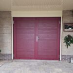 Openslaande garagedeuren Berger Luxe Line Twin Woodgrain Plano in RAL 8028 terrabruin