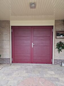 Openslaande garagedeuren Berger Luxe Line Twin Woodgrain Plano in RAL 8028 terrabruin