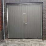 Openslaande garagedeuren Berger Luxe Line Woodgrain Plancha met verticale panelen