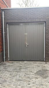 Openslaande garagedeuren Berger Luxe Line Woodgrain Plancha met verticale panelen