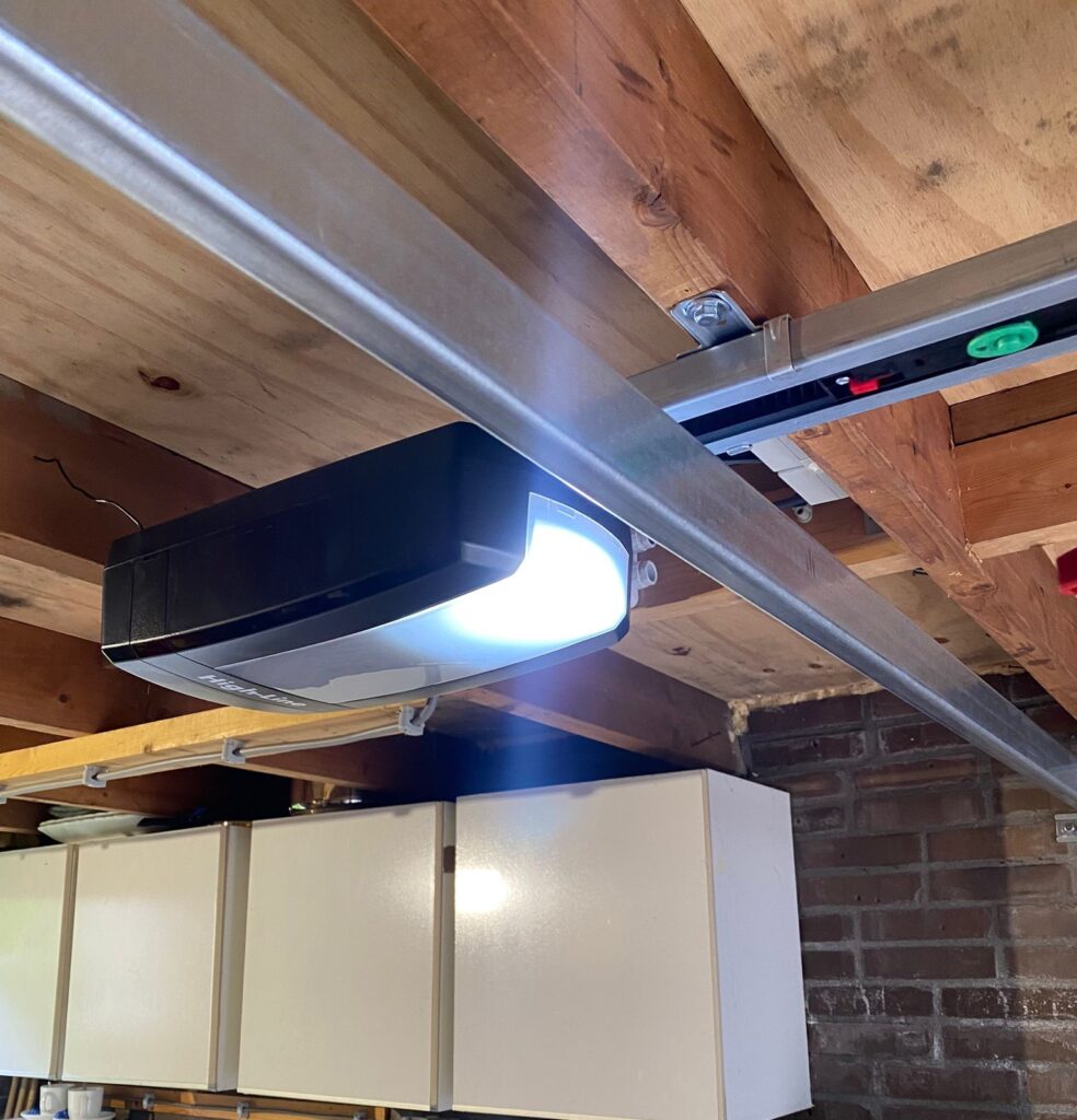 High Line LiftMaster aandrijving gemonteerd bij Berger Premium sectionale garagedeur