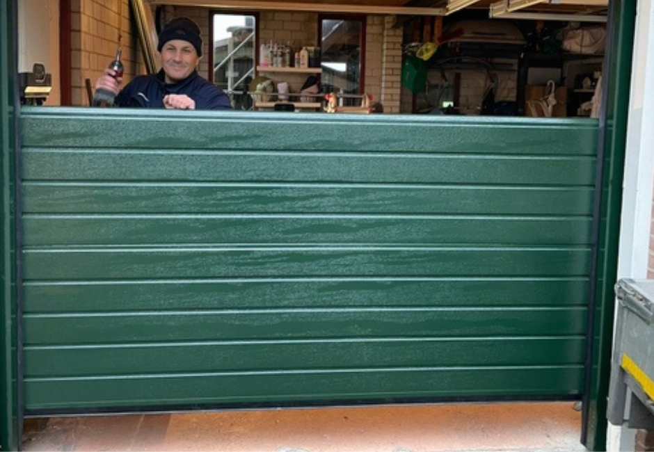 Berger monteur monteert sectionale garagedeur