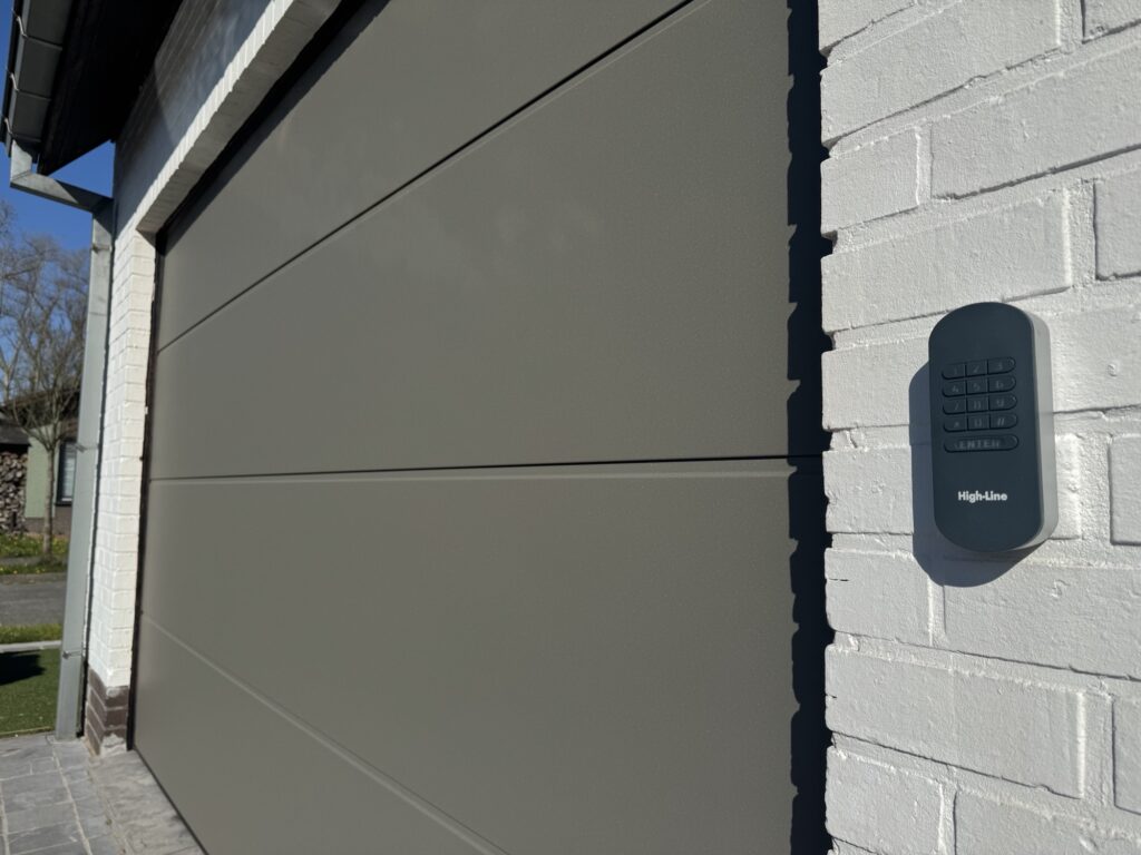 Sectionale garagedeuren Berger Design Line Quartz in RAL 7039 quartzgrijs met High Line codeschakelaar
