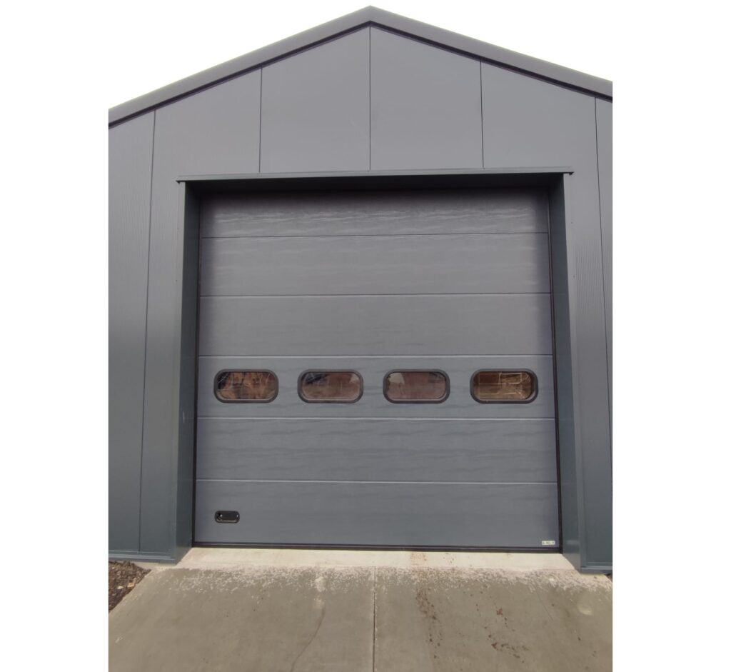 Industriedeur Woodgrain Plano in RAL 7016 antracietgrijs