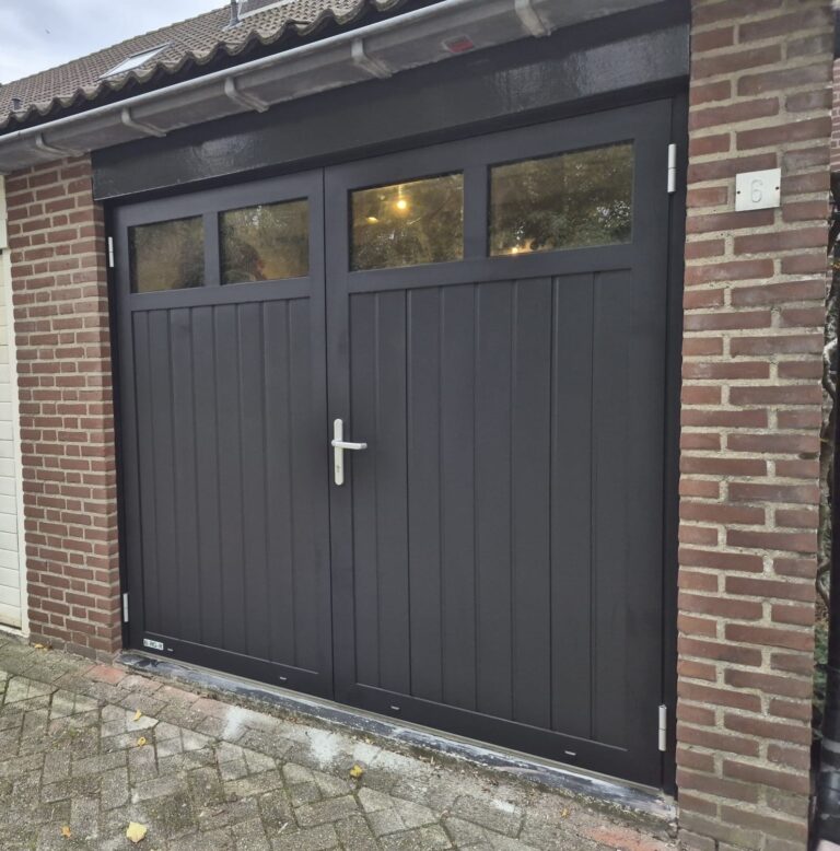 Openslaande garagedeuren Berger Luxe Line Twin Satin Plancha in RAL 9004 signaalzwart met glaspaneel en extra vensters