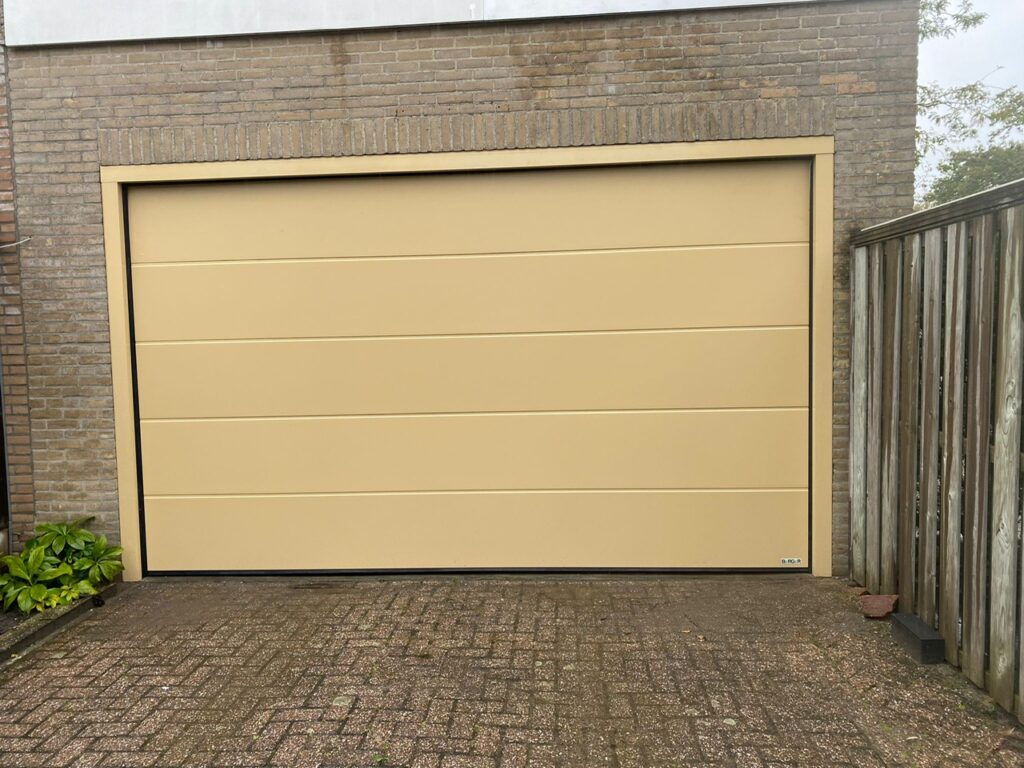 Sectionale garagedeuren Satin Plano in RAL 1001 beige met aluminium montageprofielen