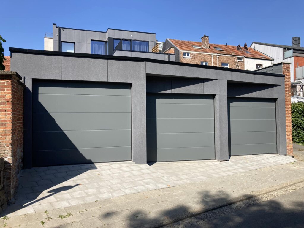 Sectionale garagedeuren Satin Plano in RAL 7012 basaltgrijs