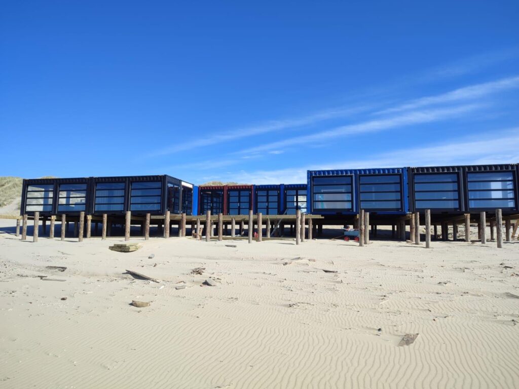 Project sectionale garagedeuren gemonteerd bij Strandpaviljoen 12 op Texel