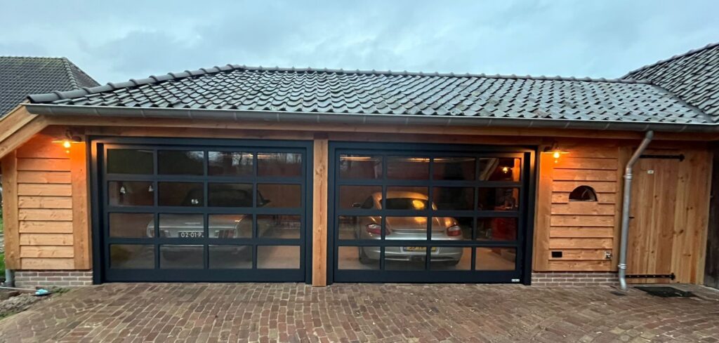 Sectionale garagedeuren Berger Top Line in RAL 7021 zwartgrijs