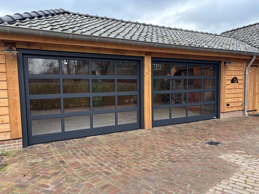 Sectionale garagedeur Berger Topline in RAL 7021 zwartgrijs