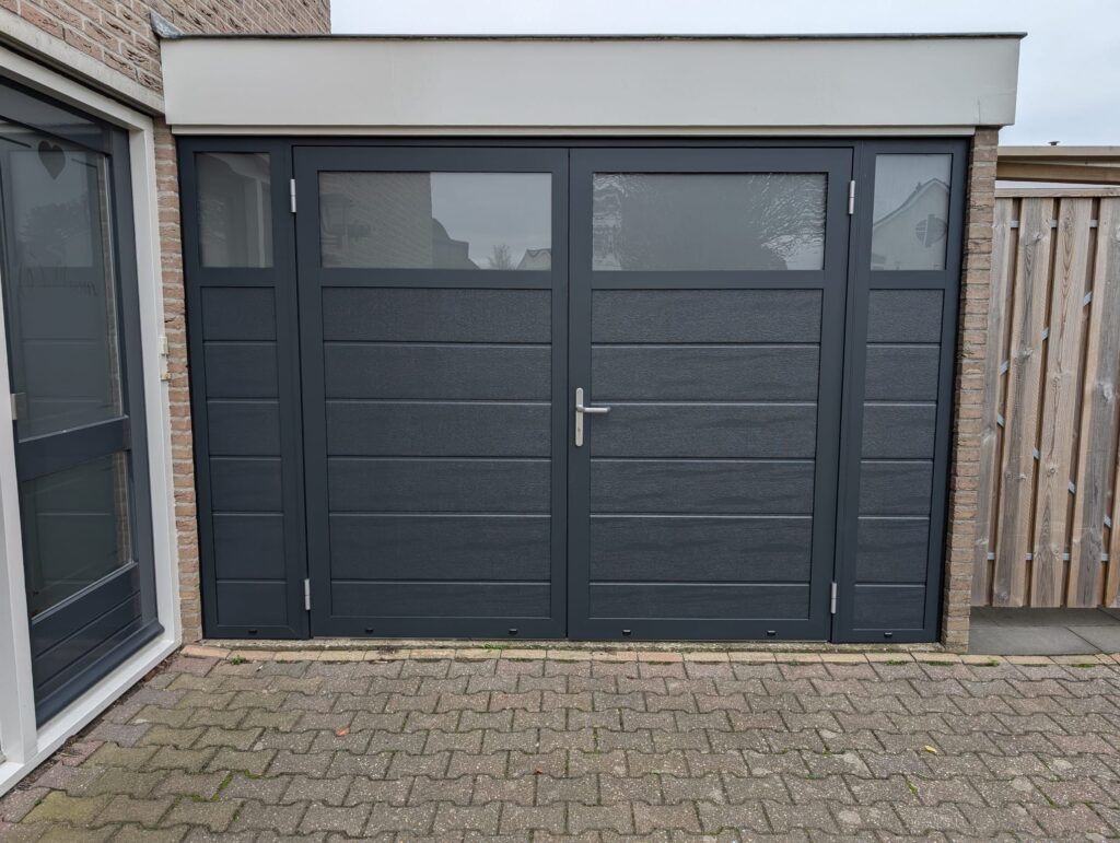 Berger Luxe Line Twin openslaande garagedeuren met vaste zijpanelen in aluminium kozijn