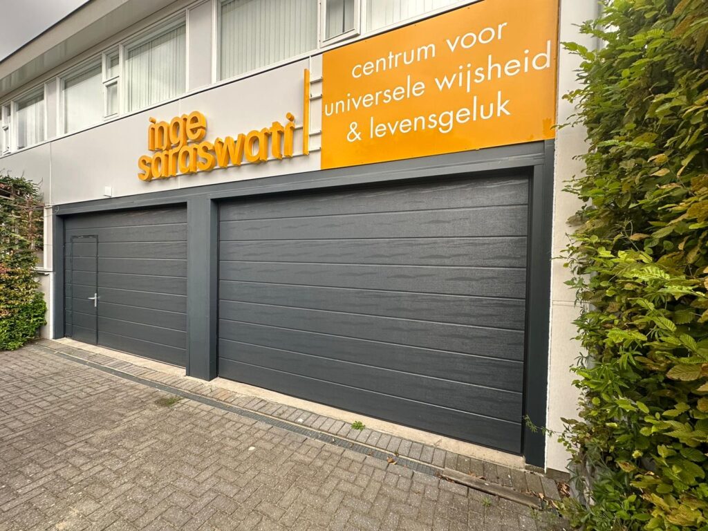 Sectionale garagedeuren Woodgrain Ligna met loopdeur in RAL 7016 antracietgrijs