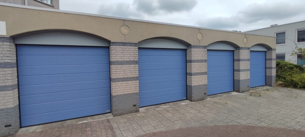 Sectionale garagedeuren Berger Premium Woodgrain Ligna in RAL 5014 duifblauw