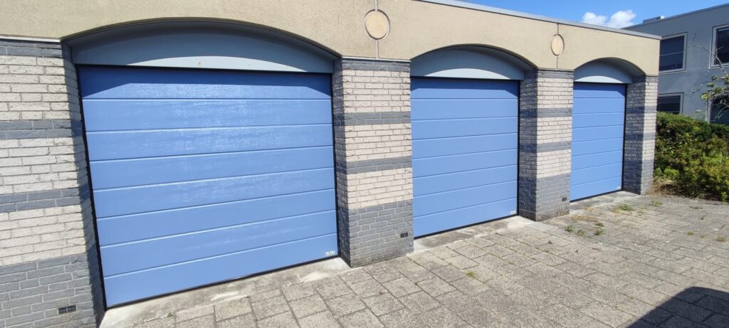 Sectionale garagedeuren Woodgrain Ligna in RAL 5014 duifblauw