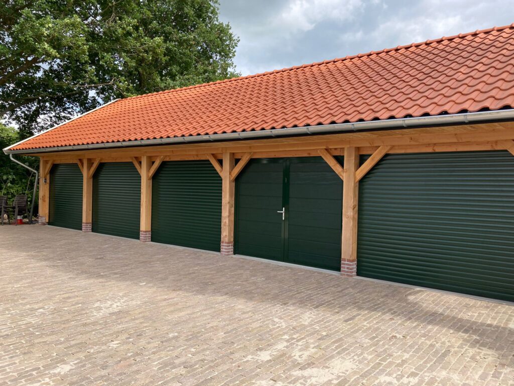 Rolduren en openslaande garagedeuren Woodgrain Ligna in RAL 6009 dennengroen