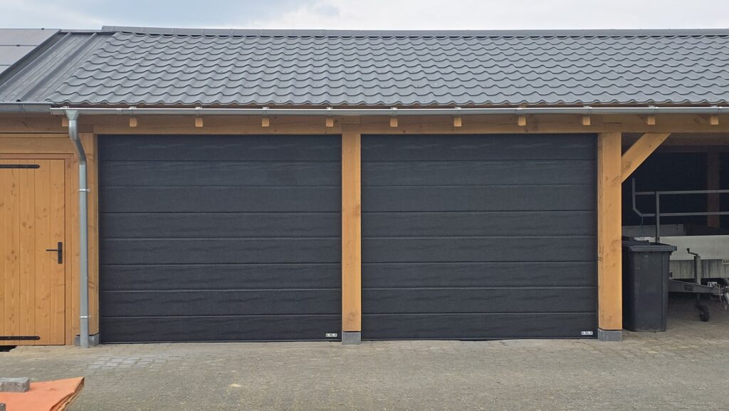 Sectionale garagedeuren Woodgrain Ligna in RAL 9005 diepzwart