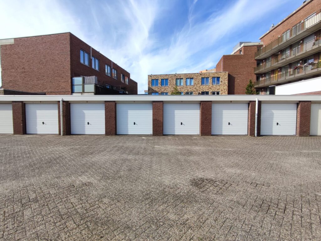 Sectionale garagedeuren Berger Premium Woodgrain Plancha in RAL 9016 verkeerswit