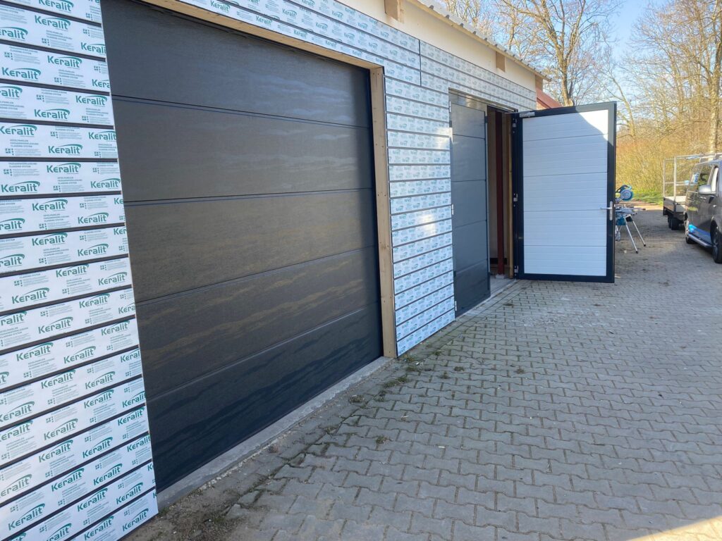 Sectionale garagedeuren Berger Premium en 1 x Berger Luxe Line Twin Woodgrain Plano in RAL 7016 antracietgrijs