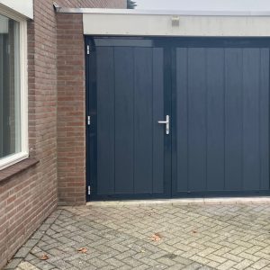 Openslaande garagedeuren Berger Luxe Line Woodgrain Ligna met ongelijke deurvleugels in RAL 7016 antracietgrijs