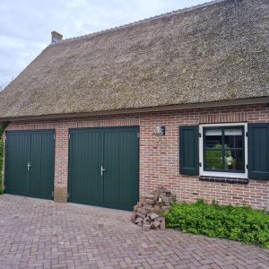 Berger Luxe-Line Twin openslaande deuren verticale panelen Woodgrain Plancha RAL 6009 mat fijnstructuur