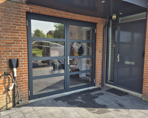 Openslaande garagedeur Berger Luxe Line volledig beglaasd met Pro Tec acrylaat in RAL 7016 antracietgrijs