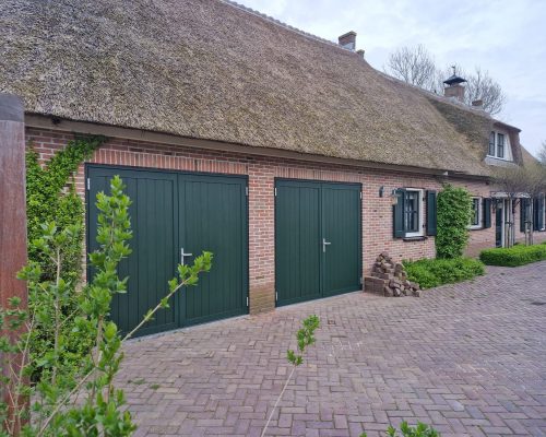 Openslaande garagedeuren Berger Luxe Line Twin Woodgrain Plancha met verticale panelen in RAL 6009 dennengroen
